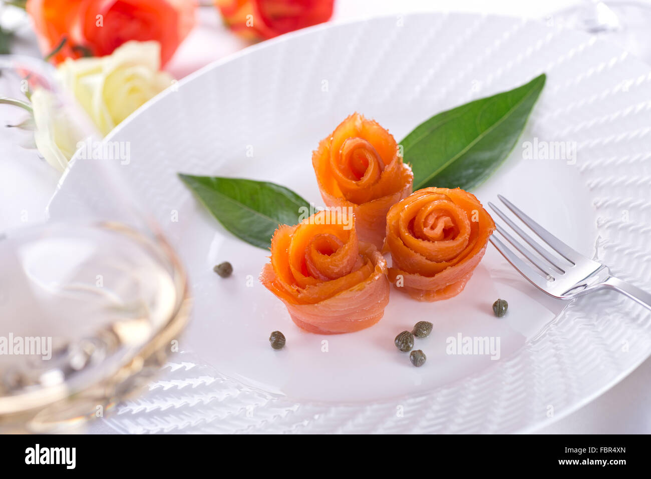 Un groupe de délicieux saumon fumé apéritifs en forme de roses. Banque D'Images