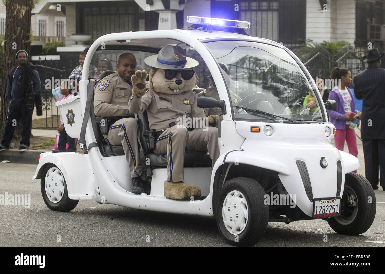 Los Angeles, Californie, USA. 18 janvier, 2016. La California Highway Patrol mascot Chipper les ondes de la Martin Luther King Jr. parade fait son chemin vers le bas Martin Luther King Blvd. à Los Angeles le lundi 18 janvier 2016. Le 31e royaume Day Parade hommage à Martin Luther King Jr. avait pour thème ''Notre travail n'est pas encore fait' Credit : Ringo Chiu/ZUMA/Alamy Fil Live News Banque D'Images