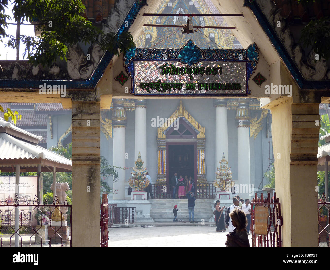 Entrée de la populaire Wat Thai ou le Bouddha Thai Temple à Bodhgaya, Inde Banque D'Images