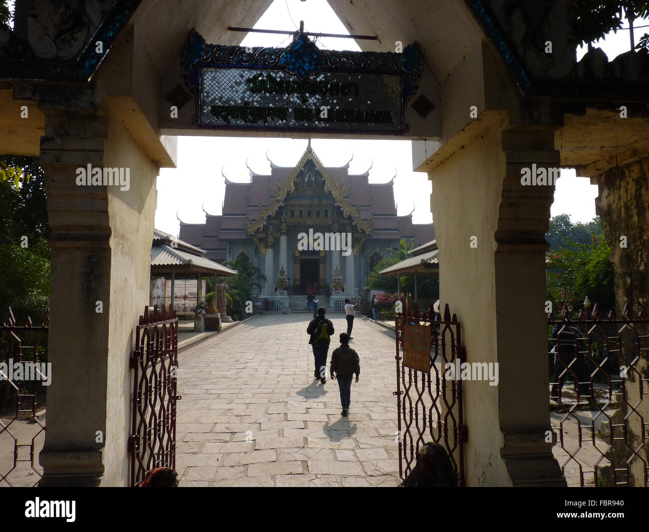 Entrée de la populaire Wat Thai ou le Bouddha Thai Temple à Bodhgaya, Inde Banque D'Images