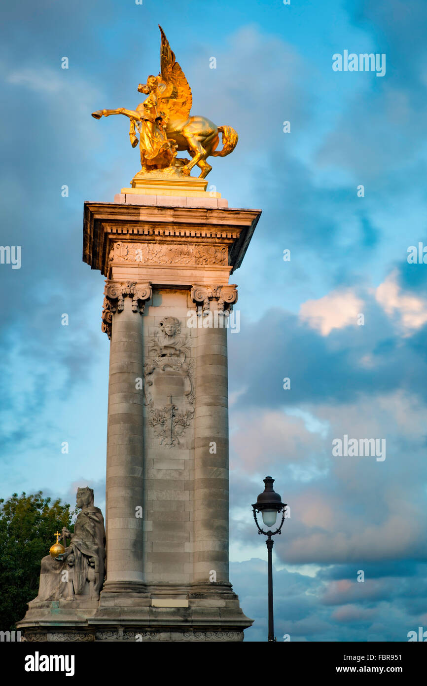 Derniers rayons de soleil du soir sur la colonne du pont Alexandre III, Paris, France Banque D'Images