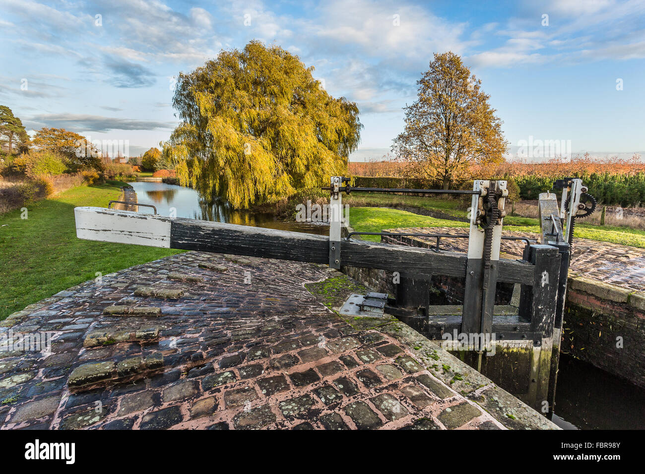 Haut verrou sur un tronçon de la Canal Chesterfield, à la fin de l'hiver soleil Banque D'Images