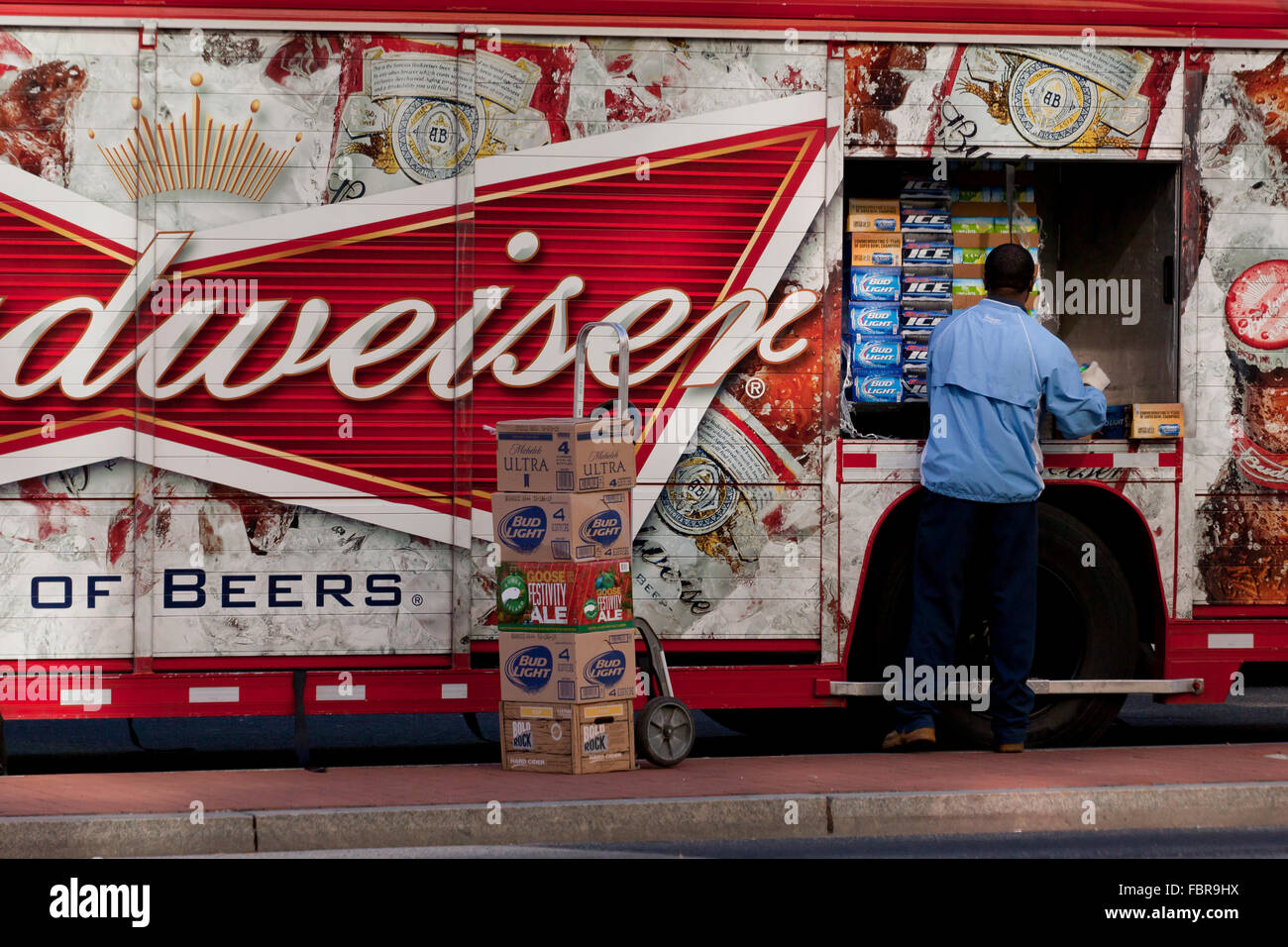 La bière Budweiser delivery man - USA Banque D'Images