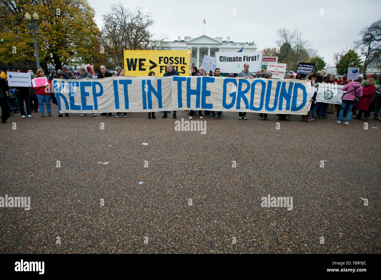 Novembre 21, 2015, Washington, DC USA : des militants de l'environnement manifestation devant la Maison Blanche (manifestants holding 'Conserver dans le terrain' bannière) Banque D'Images