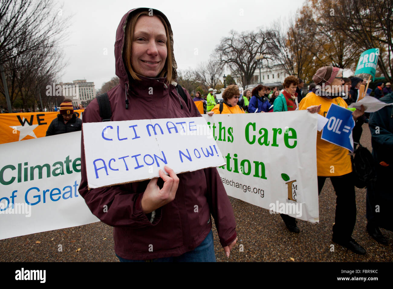 Novembre 21, 2015, Washington, DC USA : des militants de l'environnement manifestation devant la Maison Blanche (woman holding 'Climate Justice Now') Banque D'Images