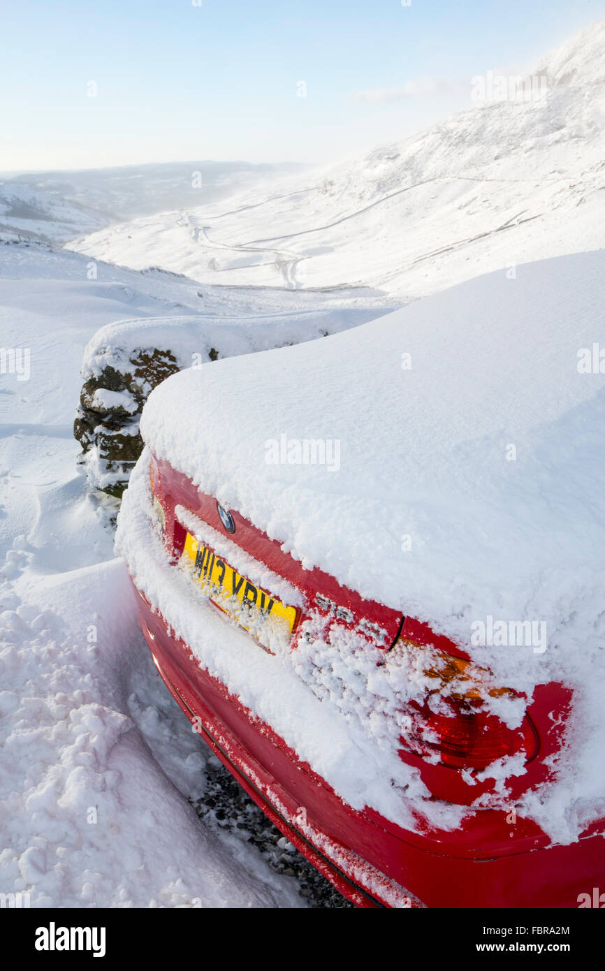 Une BMW sur la puce dans la neige épaisse dans le Lake District, UK. Banque D'Images