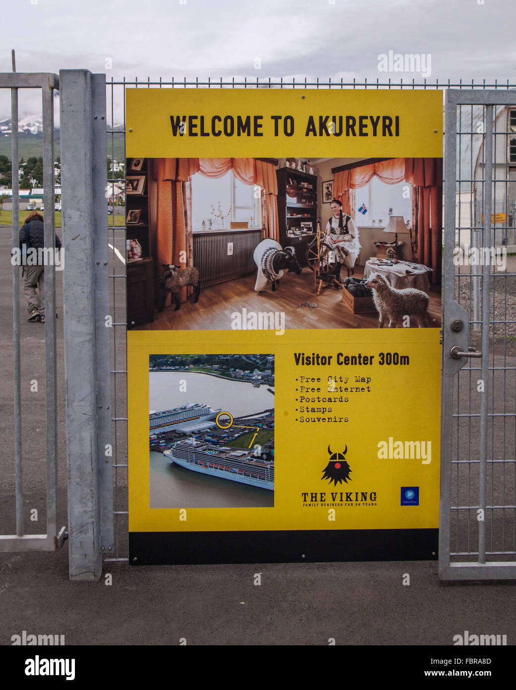 Akureyri, Islande, Islande. 1er août 2015. Un signe l'accueil des visiteurs sur une clôture dans le nord-est de port d'Akureyri, Islande, le deuxième plus grande zone urbaine dans le fjord Eyjafjordur. C'est un important centre de pêche et le tourisme est devenu un secteur en pleine croissance de l'économie. © Arnold Drapkin/ZUMA/Alamy Fil Live News Banque D'Images