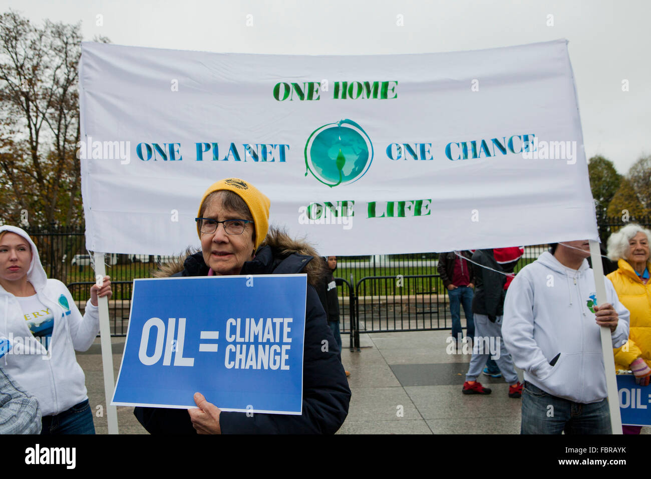 Novembre 21, 2015, Washington, DC USA : des militants de l'environnement manifestation devant la Maison Blanche Banque D'Images