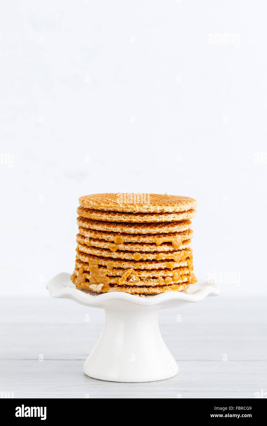 Pile de gaufres caramel néerlandais sur un socle blanc Banque D'Images