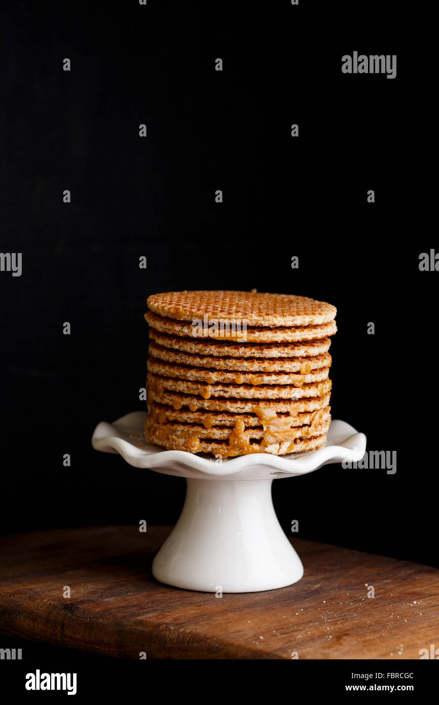 Pile de gaufres caramel néerlandais sur un socle blanc Banque D'Images