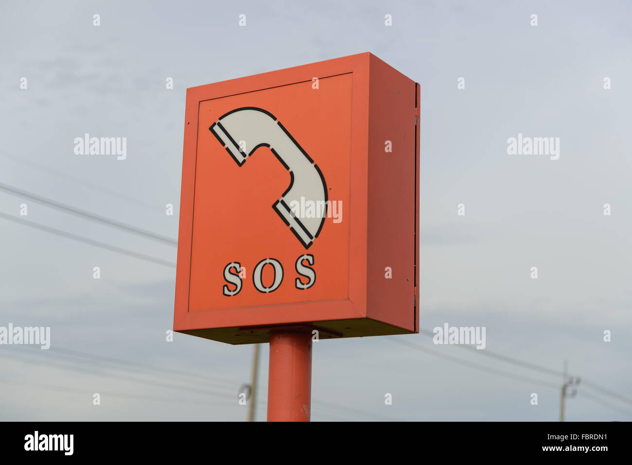 Cabine téléphonique d'urgence Orange pour aider votre panne de voiture. Banque D'Images