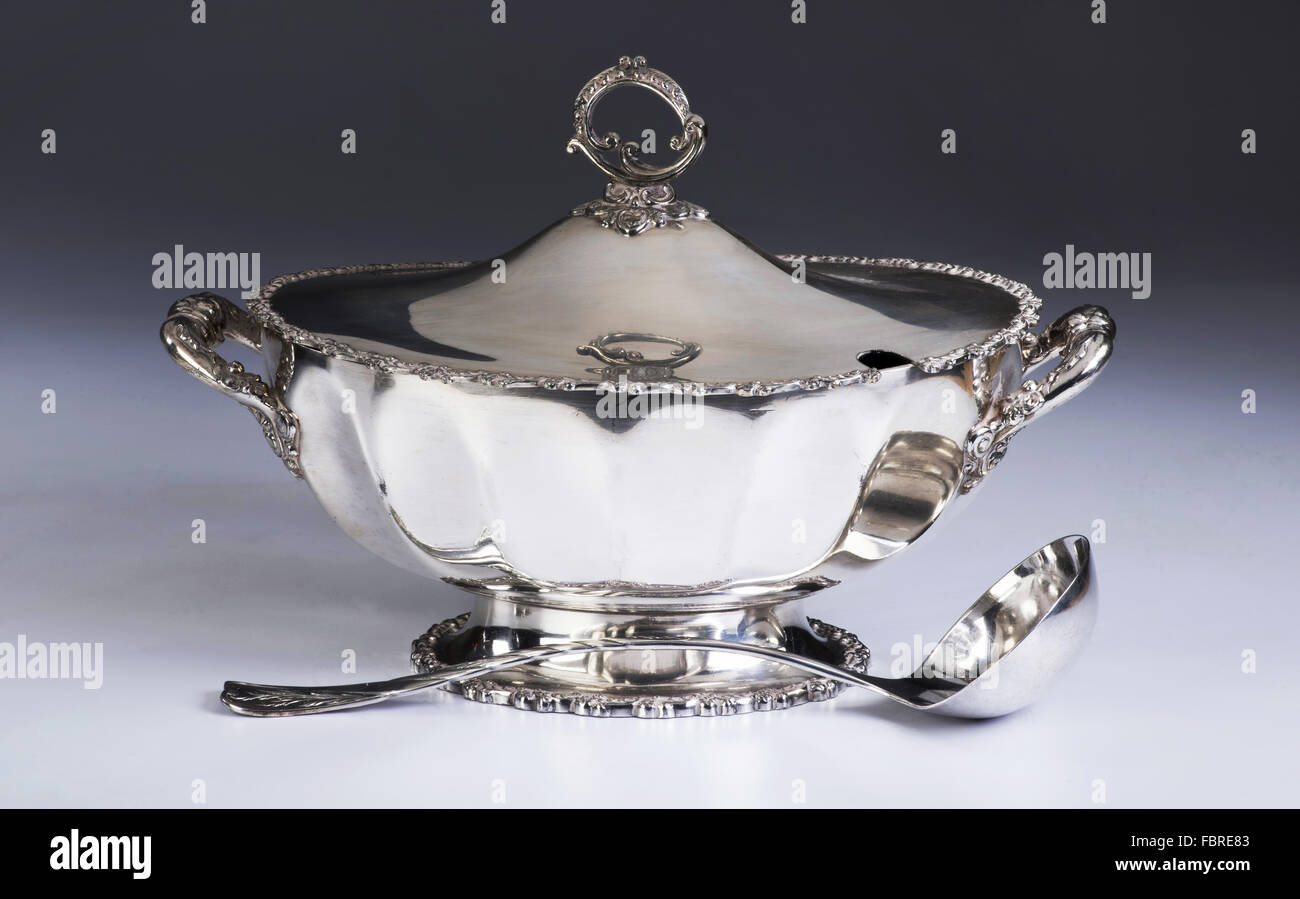 Soupière en argent anglais louche avec de l'argent pris dans les années 1800. Banque D'Images