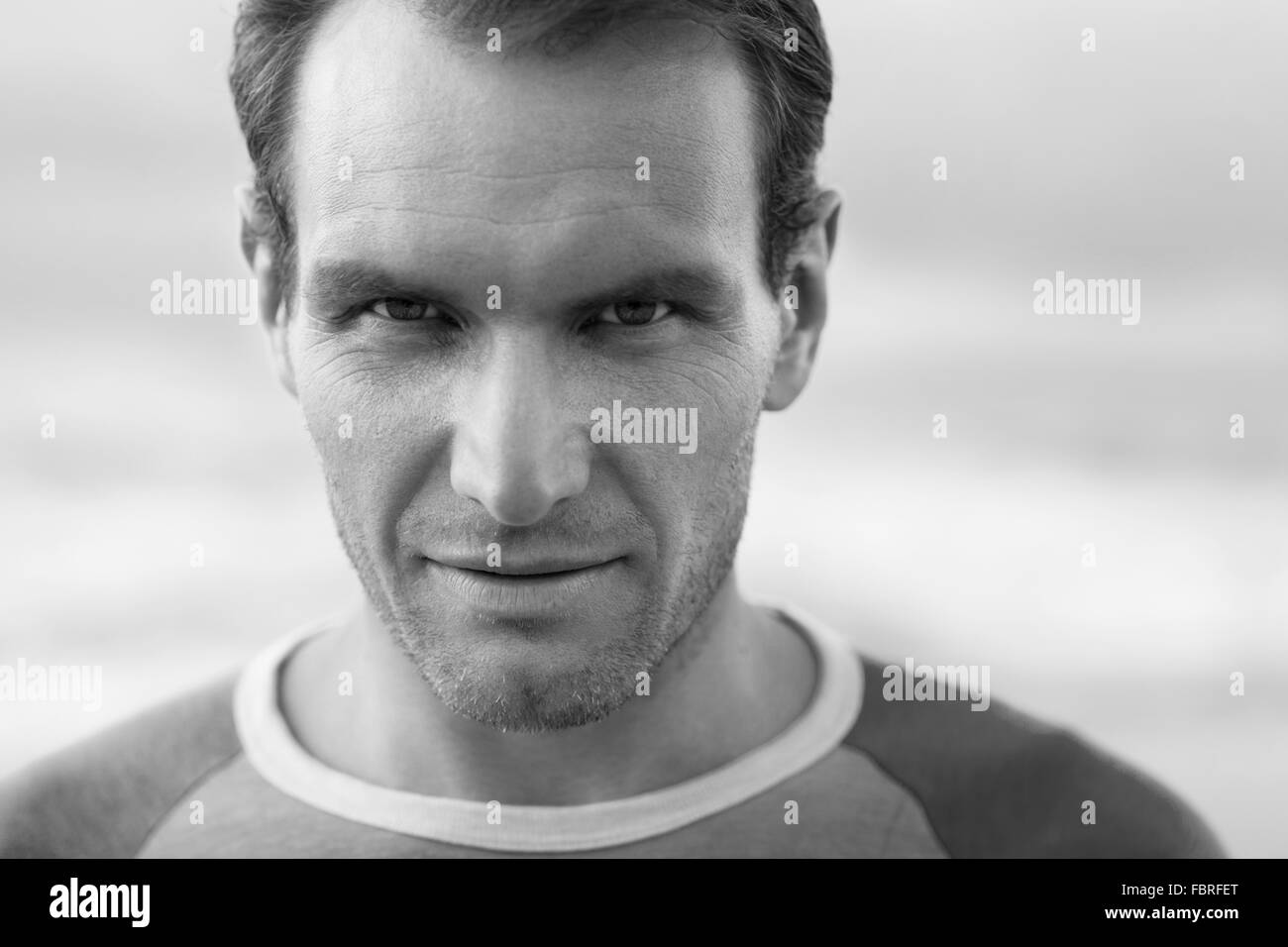 Pensive man portrait. Shoot en plein air Banque D'Images