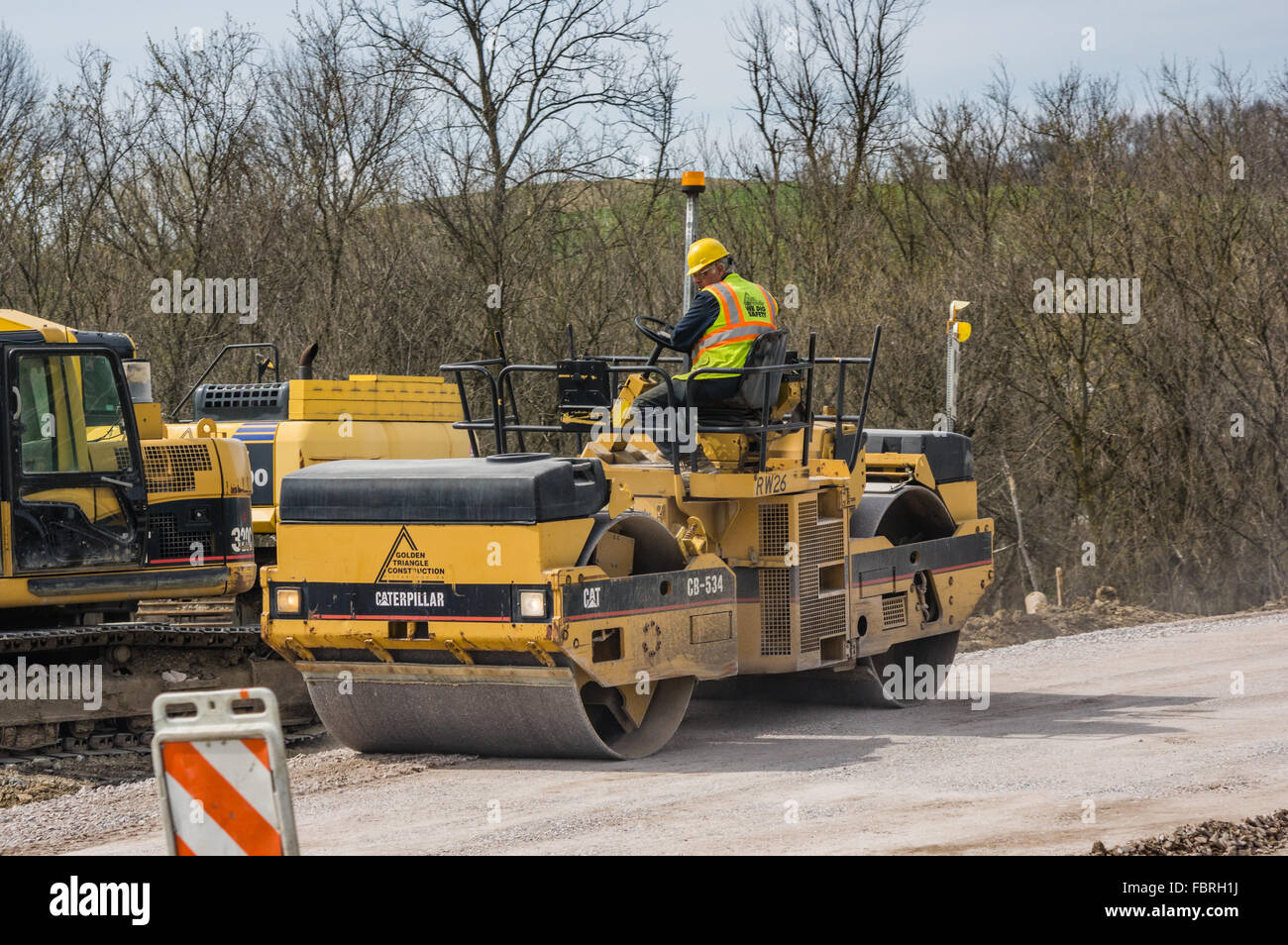 De travail de l'opérateur d'équipement de mise à niveau de la construction du triangle d'or la construction de nouvelles routes dans le comté de Washington, New York Banque D'Images