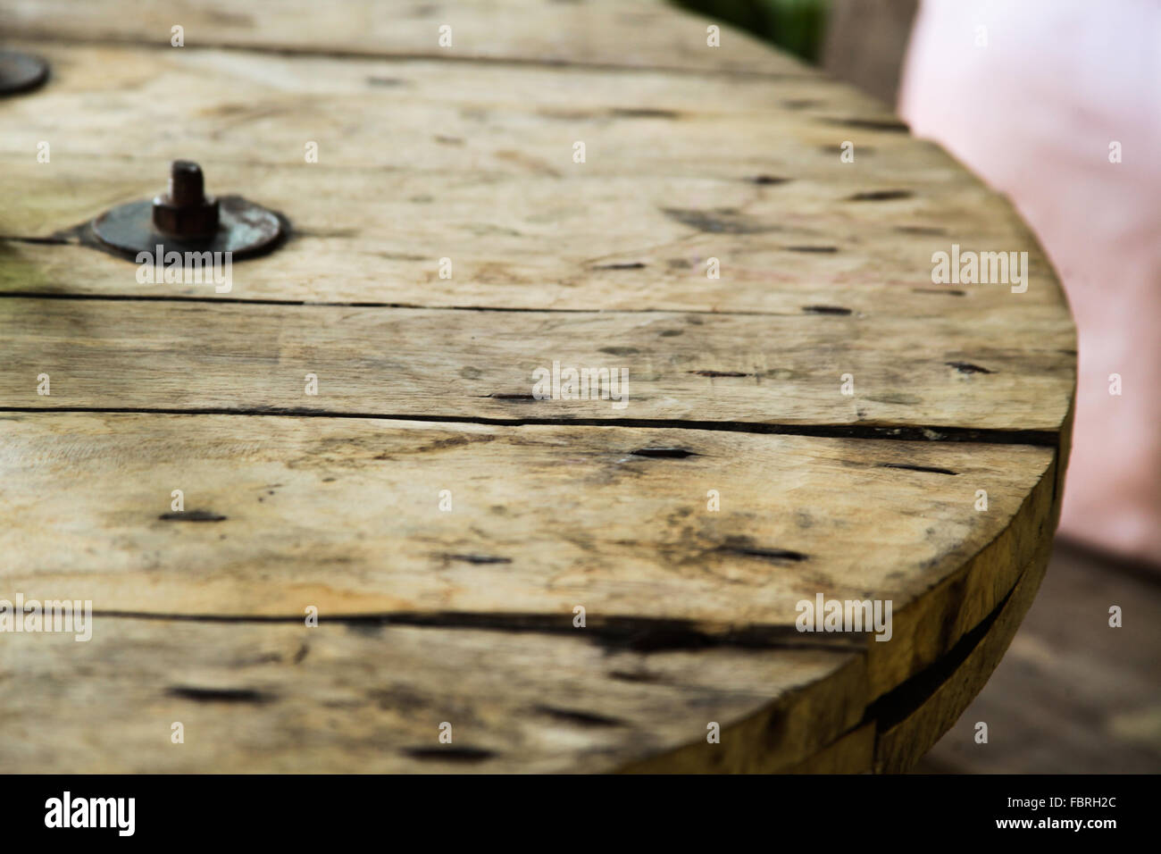 Chiang Mai, Thaïlande, 2016. Rouleau de câble en bois réutilisés utilisé comme une table in restaurant Banque D'Images