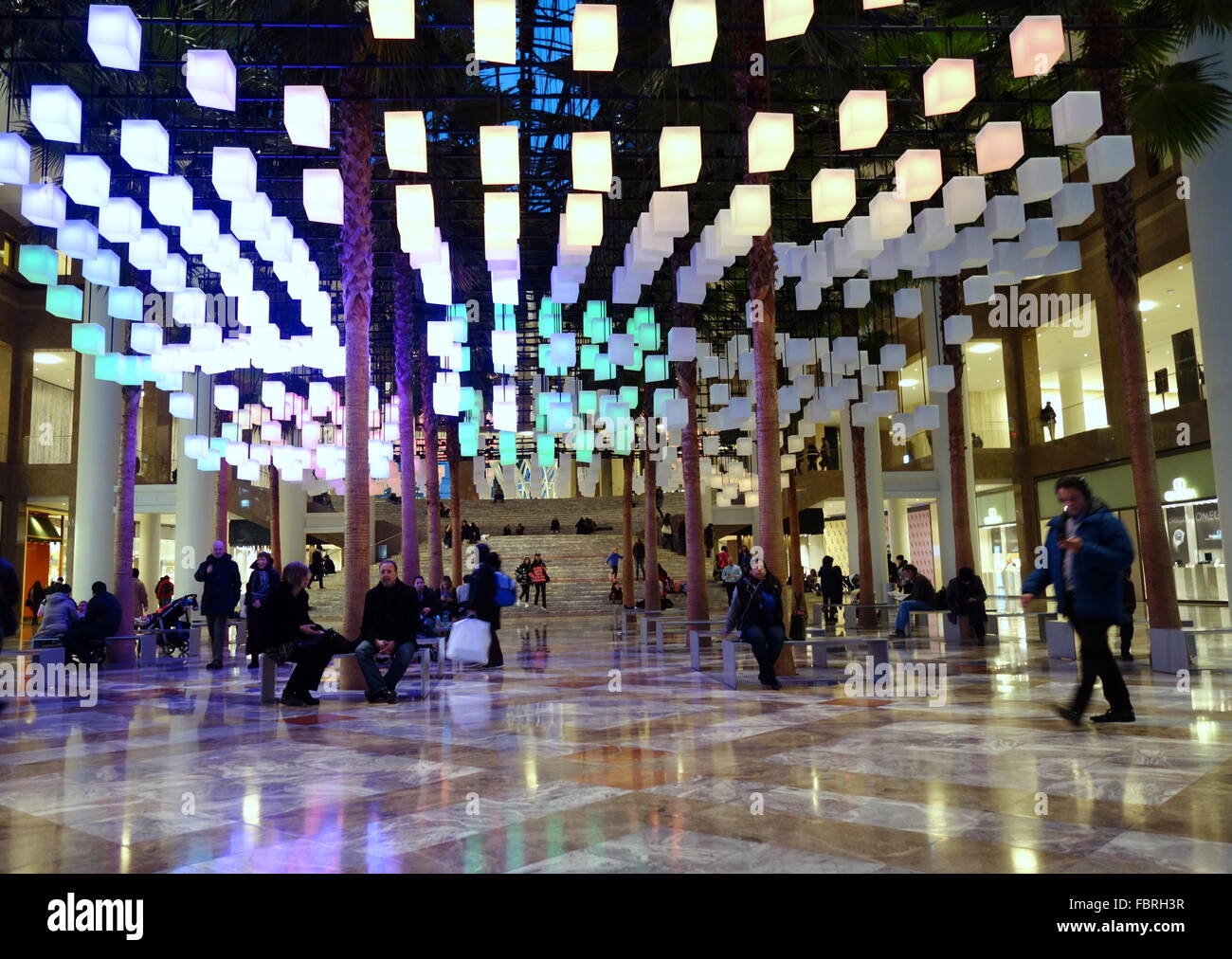 Luminaires - un affichage à l'éclairage spectaculaire le jardin d'hiver, Brookfield Place, New York City, New York Banque D'Images