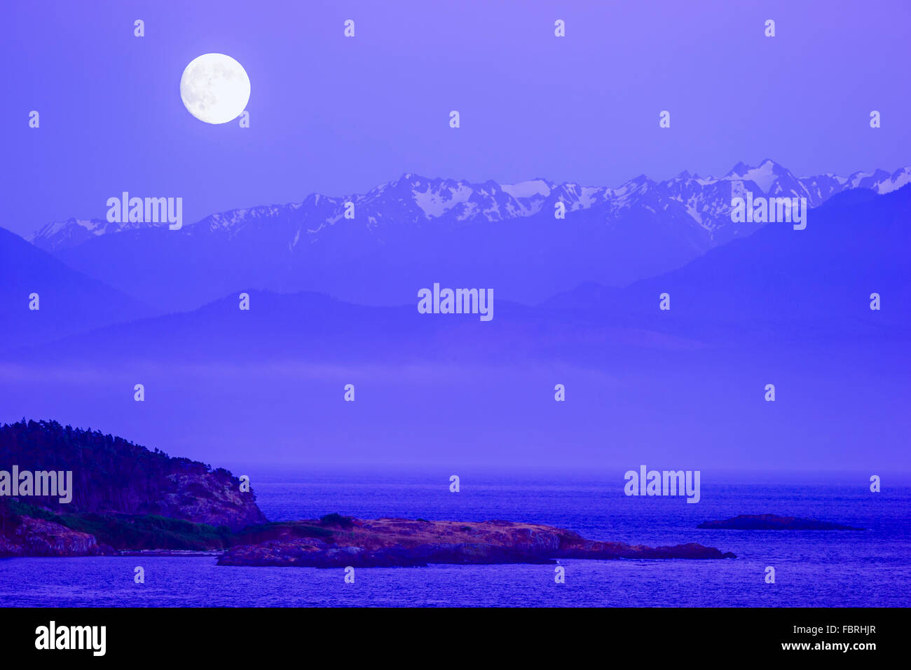 Lune se lever sur la plage olympique comme vu de l'île de Vancouver, Canada Banque D'Images