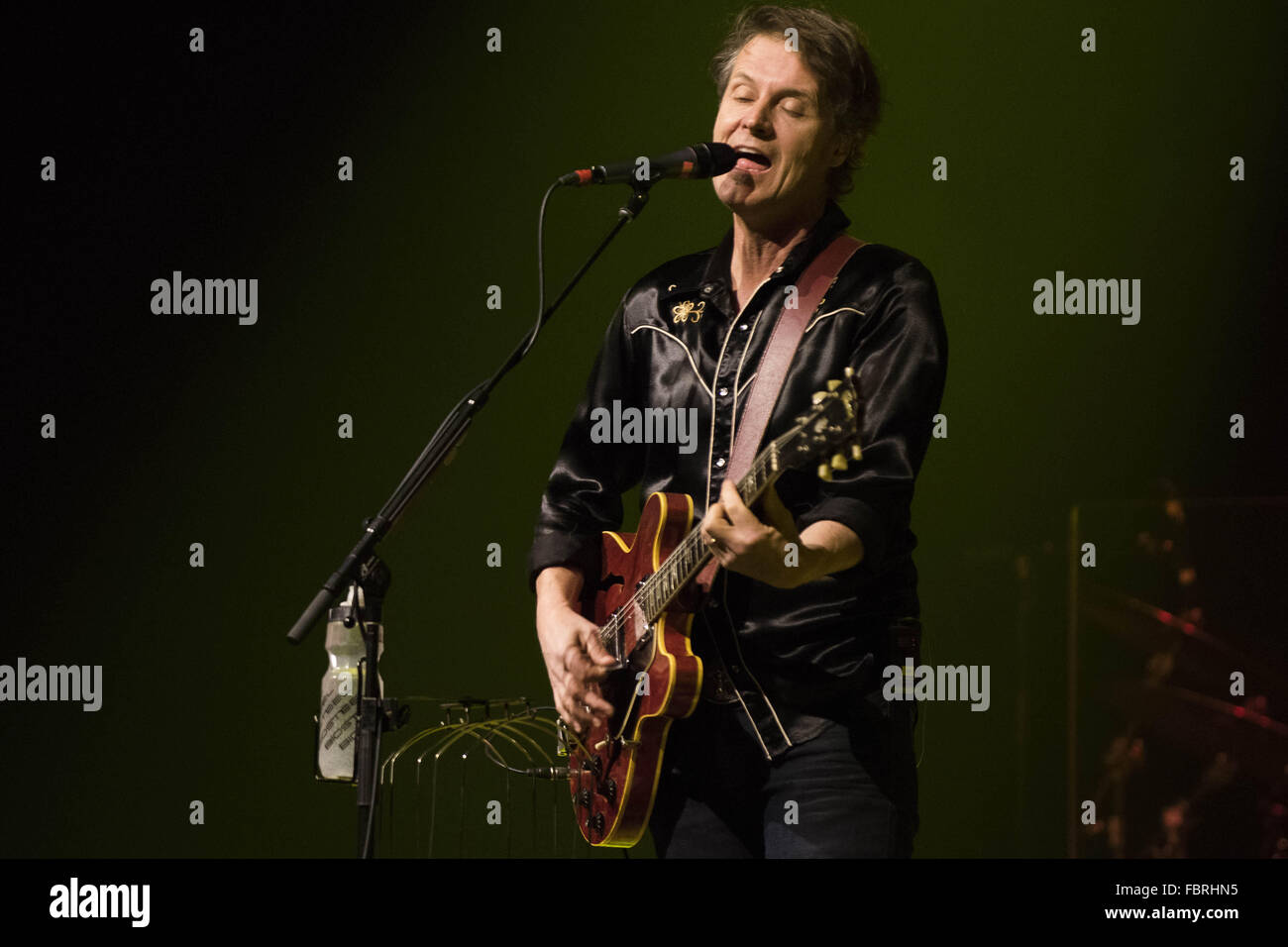 L'Alberta, Calgary, Canada. 18 janvier, 2016. JIM CUDDY, chanteur du groupe Blue Rodeo effectue à Calgary à l'Auditorium du sud de l'Alberta. 18 janvier, 2016 Crédit : © Baden Roth/ZUMA/Alamy Fil Live News Banque D'Images