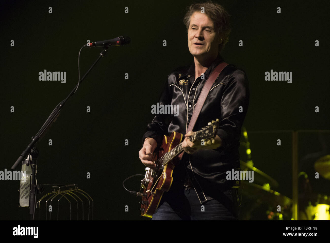 L'Alberta, Calgary, Canada. 18 janvier, 2016. JIM CUDDY, chanteur du groupe Blue Rodeo effectue à Calgary à l'Auditorium du sud de l'Alberta. 18 janvier, 2016 Crédit : © Baden Roth/ZUMA/Alamy Fil Live News Banque D'Images