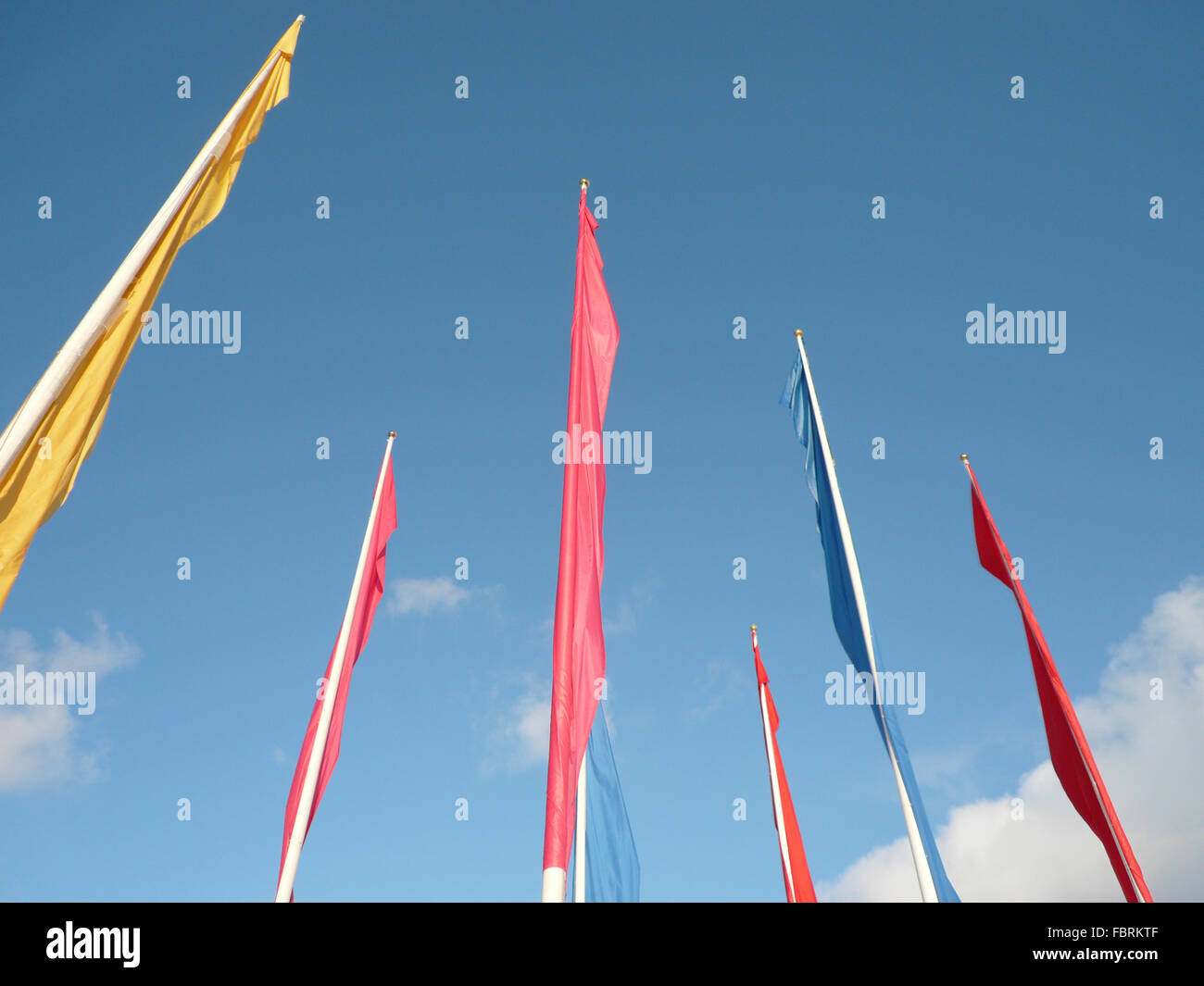 De nombreux drapeaux de couleur sur fond de ciel Banque D'Images