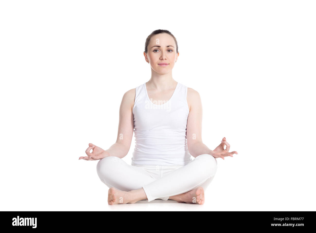Belle jeune femme sportive pratiquant le yoga, assis dans (facile, agréable décent posent), Sukhasana, asana pour la méditation Banque D'Images