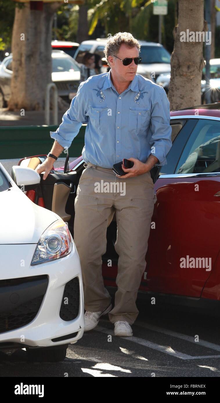 Will Ferrell chute certains paquets Amazon à l'UPS Store à Beverly Hills avec : Will Ferrell Où : Los Angeles, California, United States Quand : 18 déc 2015 Banque D'Images