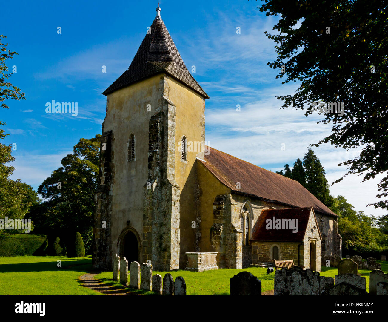 La cité médiévale de St George's Church in Trotton West Sussex England UK un bâtiment classé grade 1 cru à ce jour du 13e siècle Banque D'Images