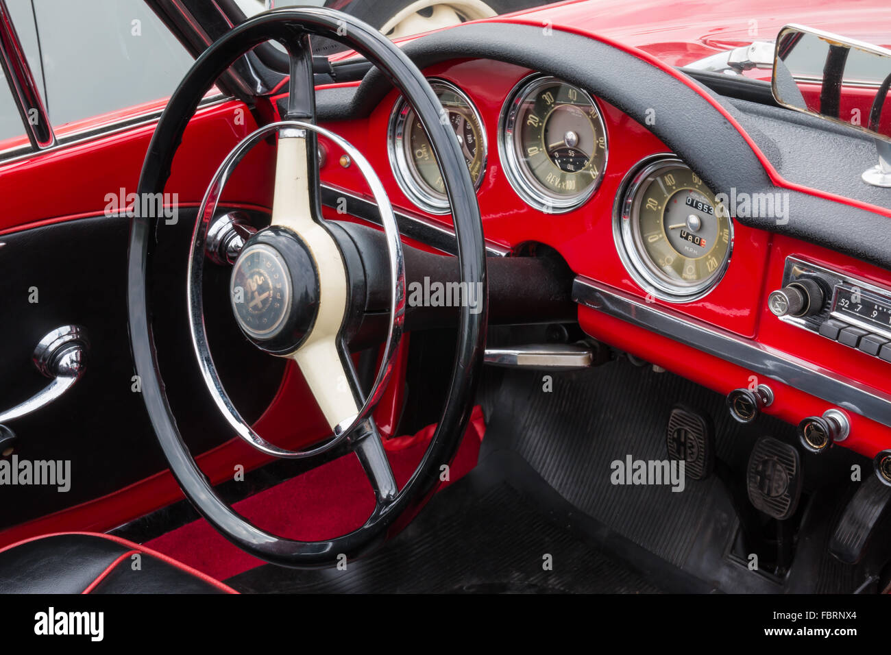 Parme, Italie - Avril 2015 : Retro Vintage Alfa Romeo Giulietta Voiture siège conducteur et planche de bord Banque D'Images