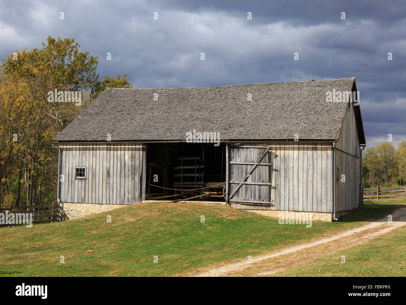 Grange contre un ciel d'orage. Banque D'Images