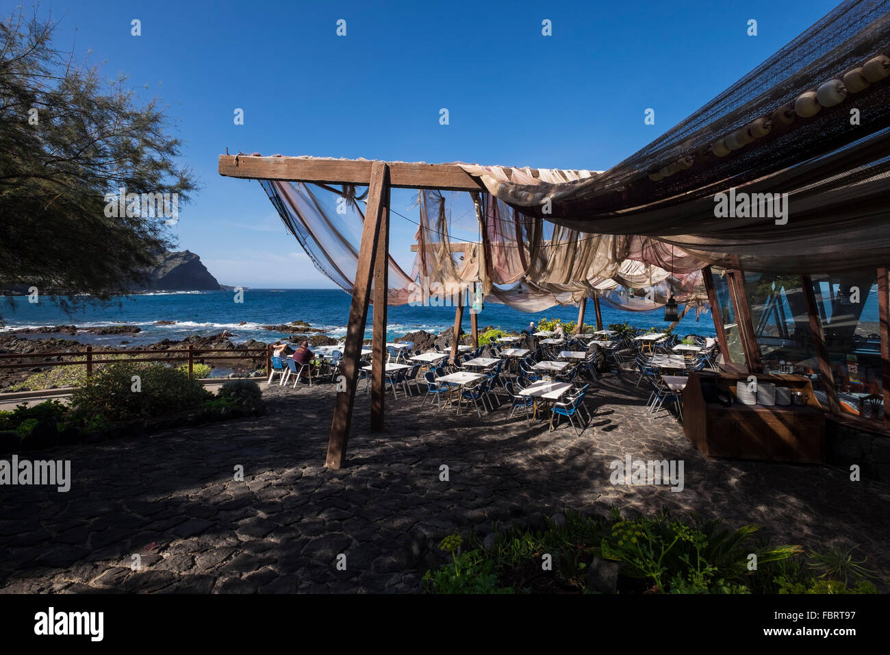 Restaurant terrasse Burgado sur les rochers surplombant la mer à Buenavista del Norte à Tenerife, îles Canaries, Espagne Banque D'Images