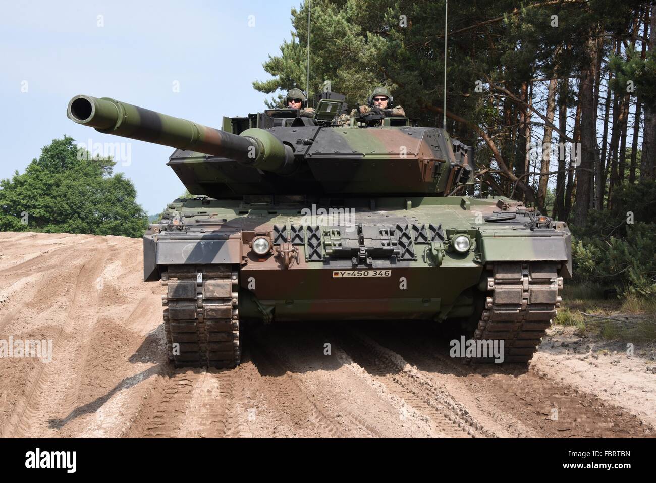 leopard-2a7-char-de-combat-principal-de-la-2eme-compagnie-203e-bataillon-darmure-au-cours-dun-exercice-a-la-formation-locale-pres-de-stapel-augustdorf-allemagne-fbrtbn.jpg