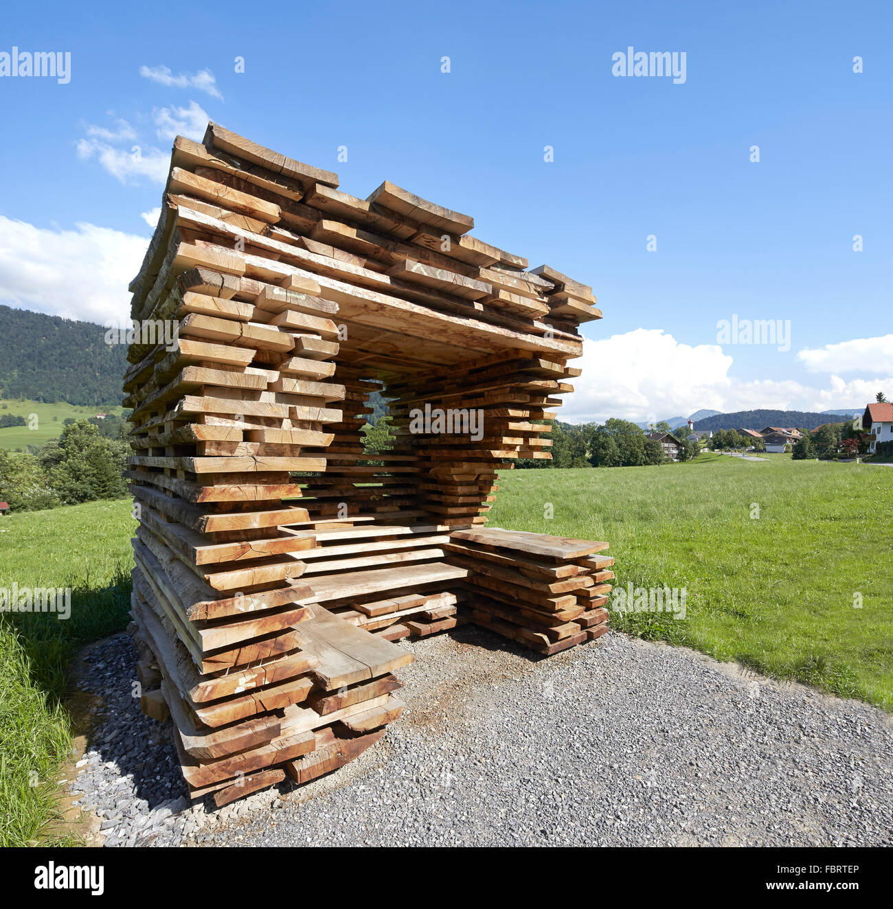 Détail de l'hébergement avec banc intégré. Arrêt de bus à Unterkrumbach Nord par Studio Ensamble, Unterkrumbach, Autriche. Architecte : Fr Banque D'Images