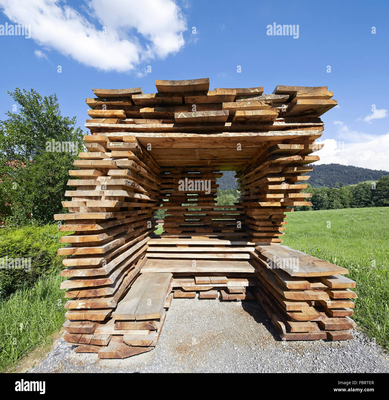 Détail de l'hébergement avec banc intégré. Arrêt de bus à Unterkrumbach Nord par Studio Ensamble, Unterkrumbach, Autriche. Architecte : Fr Banque D'Images