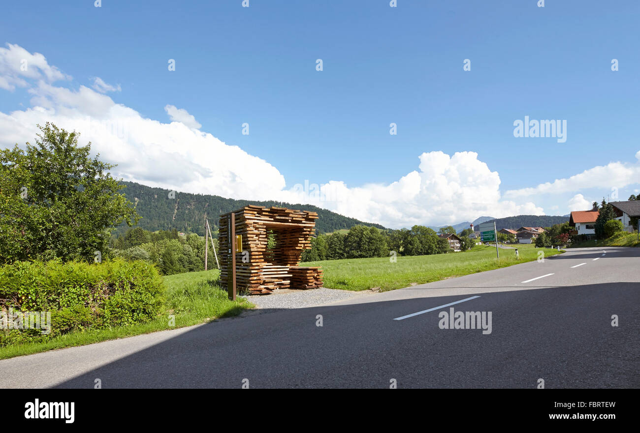 Abri Bus village et au-delà. Arrêt de bus à Unterkrumbach Nord par Studio Ensamble, Unterkrumbach, Autriche. Architecte : goujon Ensamble Banque D'Images