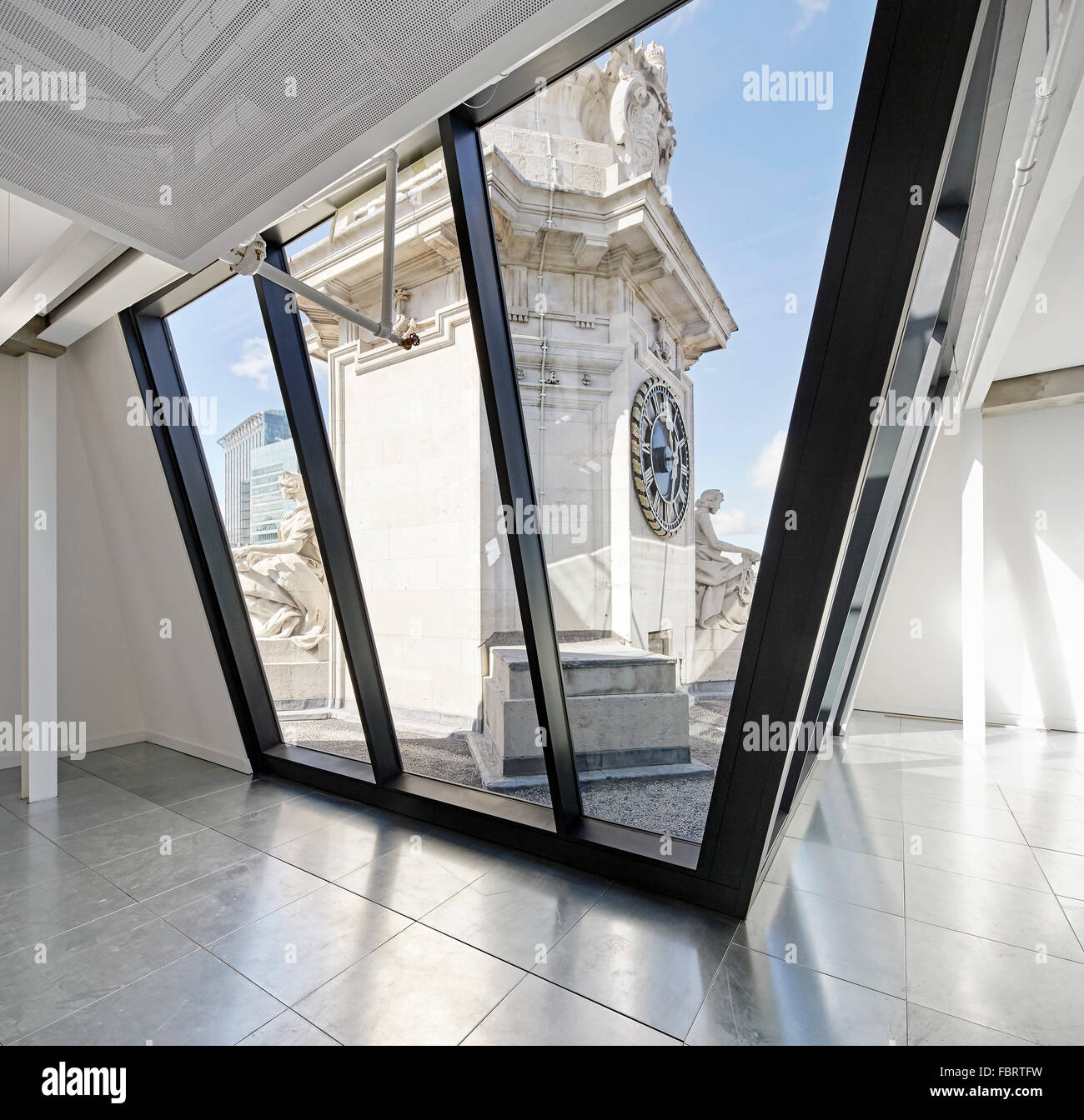 Vue de la fenêtre vers la tour historique. L'Alphabeta Building, Londres, Royaume-Uni. Architecte : Rhône, 2015. Banque D'Images