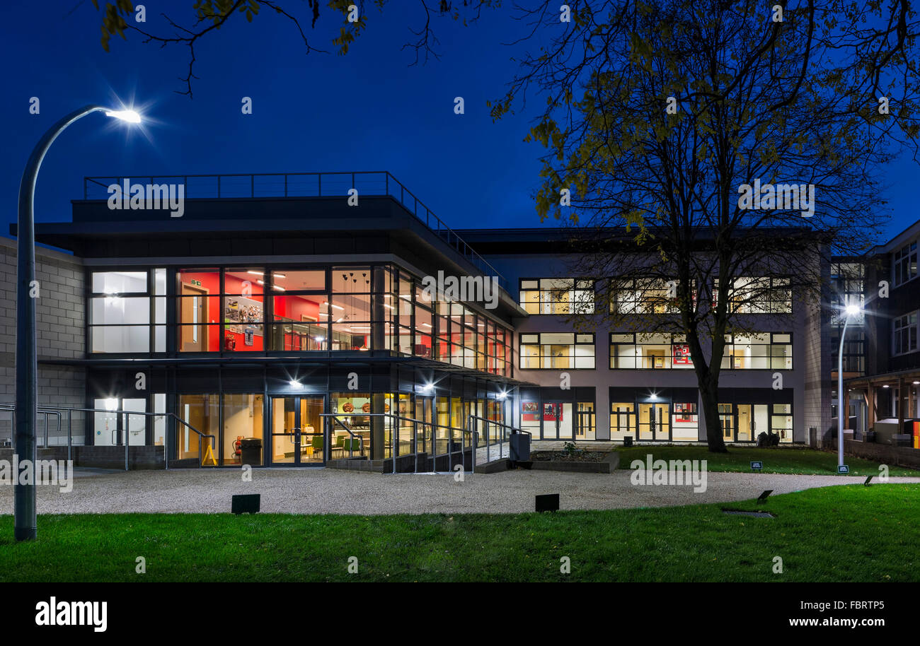 Des élévations de la cour au crépuscule. Colfe's School - sixth form Centre, Londres, Royaume-Uni. Architecte : Barnsley Hewett & François Banque D'Images