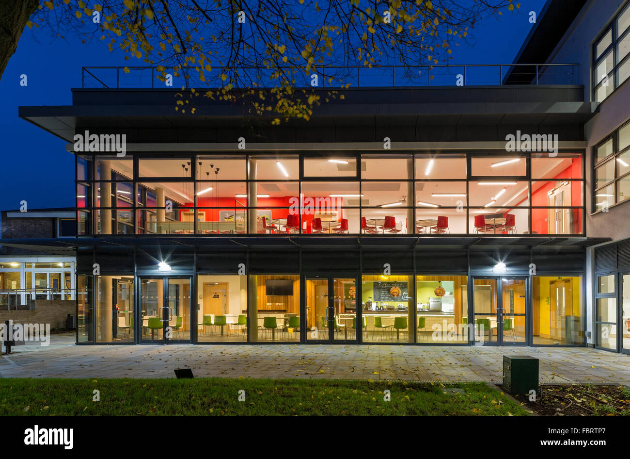 Des élévations de la cour au crépuscule. Colfe's School - sixth form Centre, Londres, Royaume-Uni. Architecte : Barnsley Hewett & François Banque D'Images