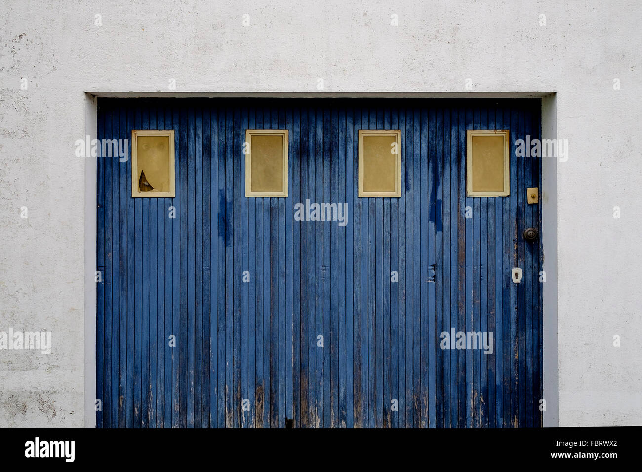 Portes en bois bleu dans une rue d'Albert, France. Banque D'Images
