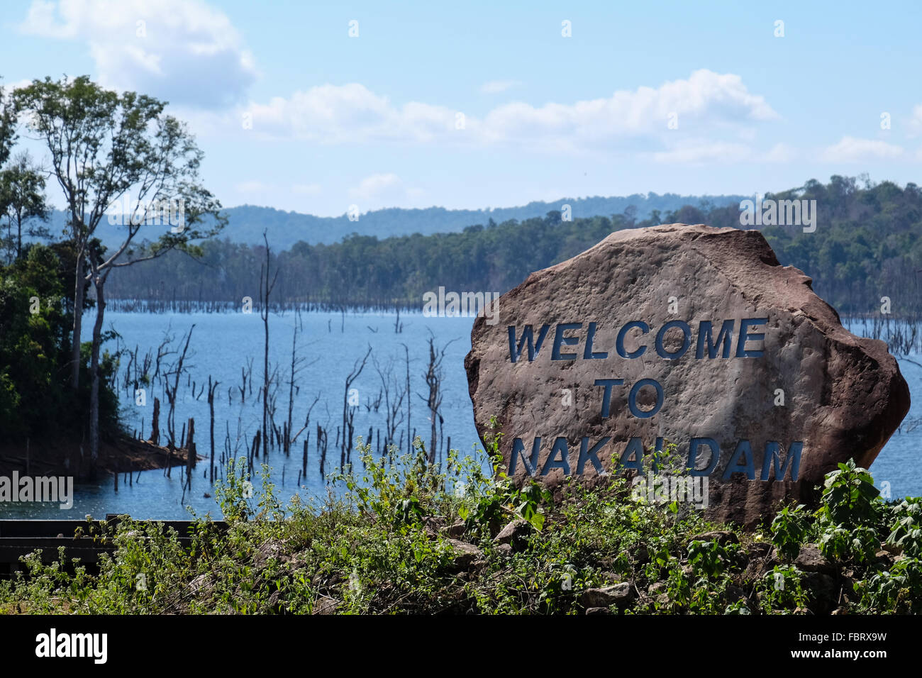Un rock avec les mots "Bienvenue au barrage de Nakai' enscribed sur elle. Le barrage de Nakai fait partie de l'énergie hydroélectrique Nam Theun 2, au centre du Laos projet Banque D'Images