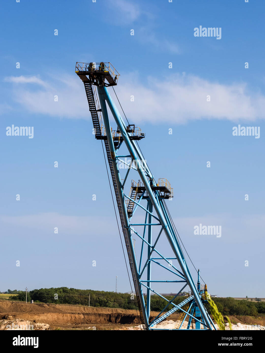 La plate-forme du haut de la rampe énorme pelle minière de l'argile sur fond de ciel bleu Banque D'Images