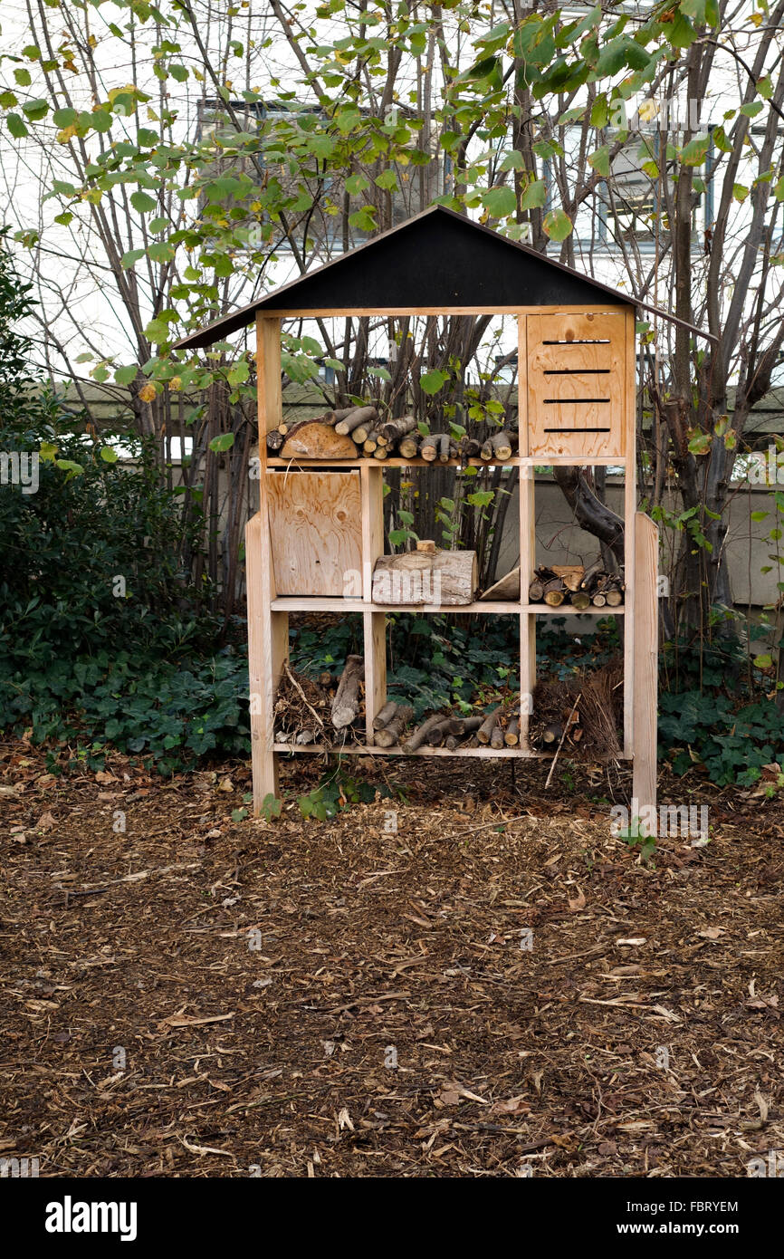 Maison des insectes, de l'habitat artificiel pour attirer les insectes, la promenade plantée, ligne haute, parc linéaire élevé, Paris, France Banque D'Images