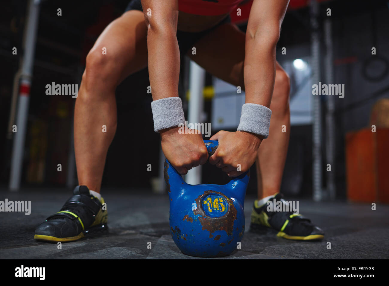 Cross-fit amant soulever de lourdes électrique dans une salle de sport Banque D'Images