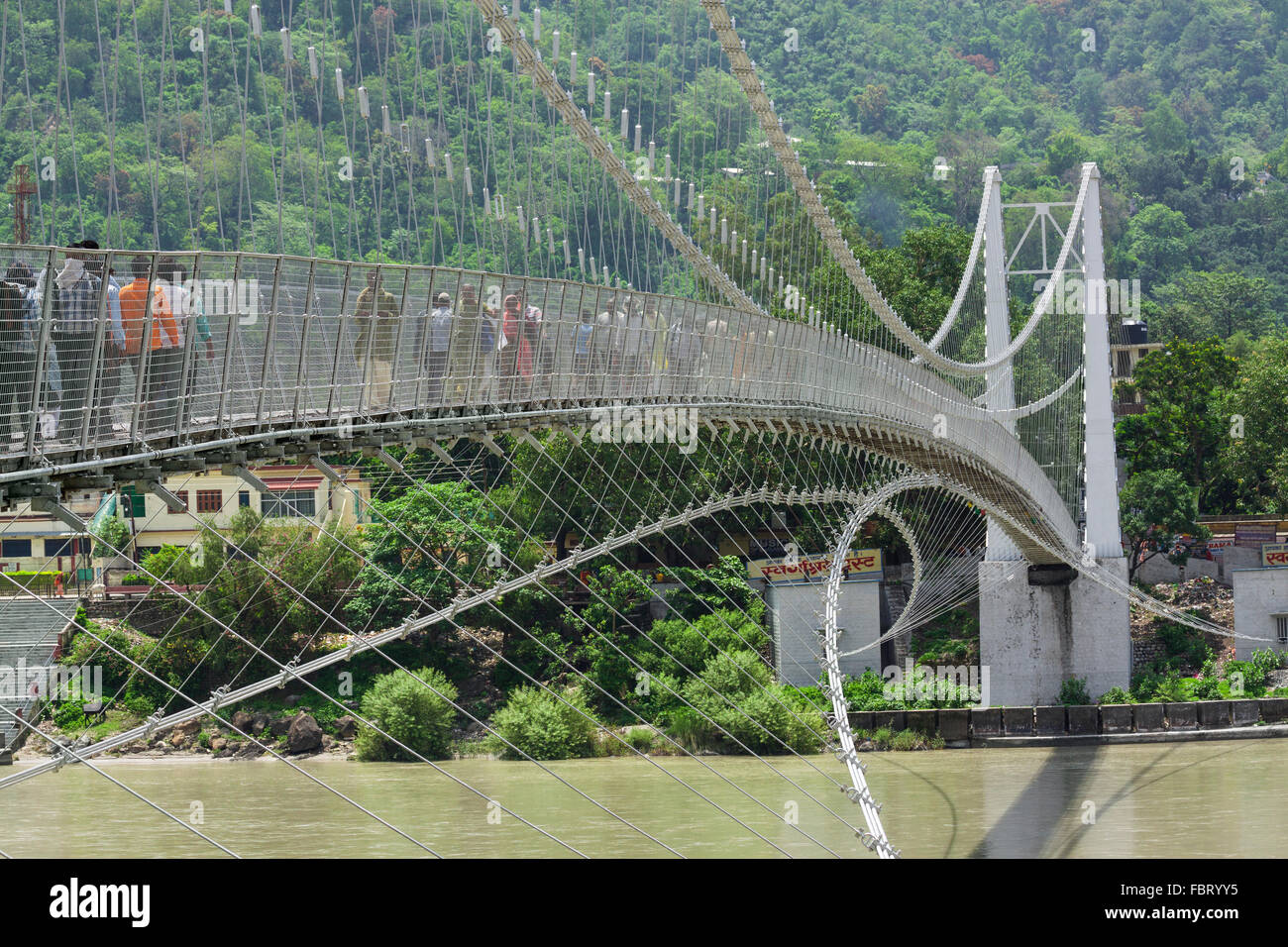 Lakshman Jhula pont sur le Gange à Rishikesh, Inde. Banque D'Images