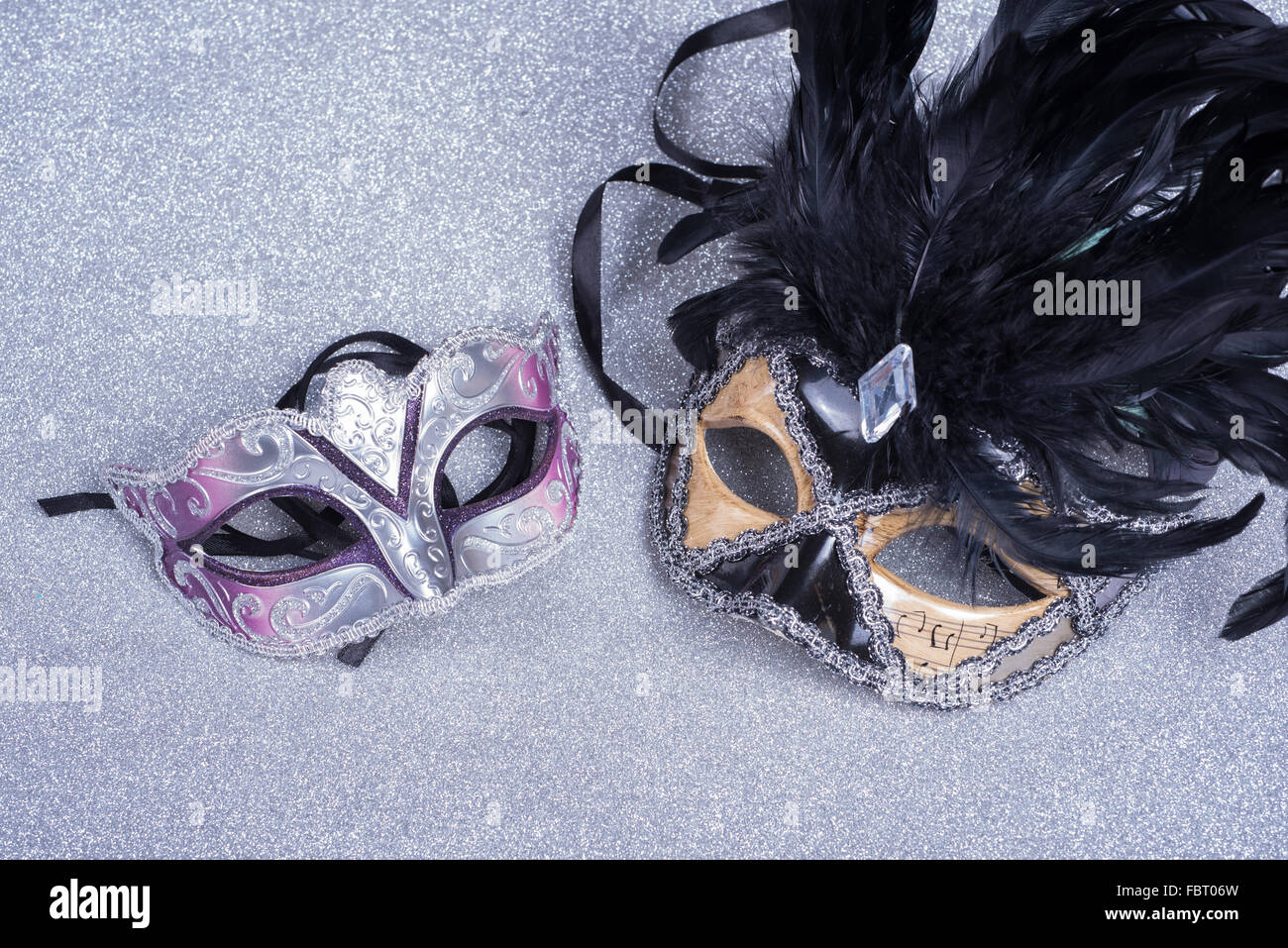 Deux masques de carnaval avec des plumes sur glitter Banque D'Images