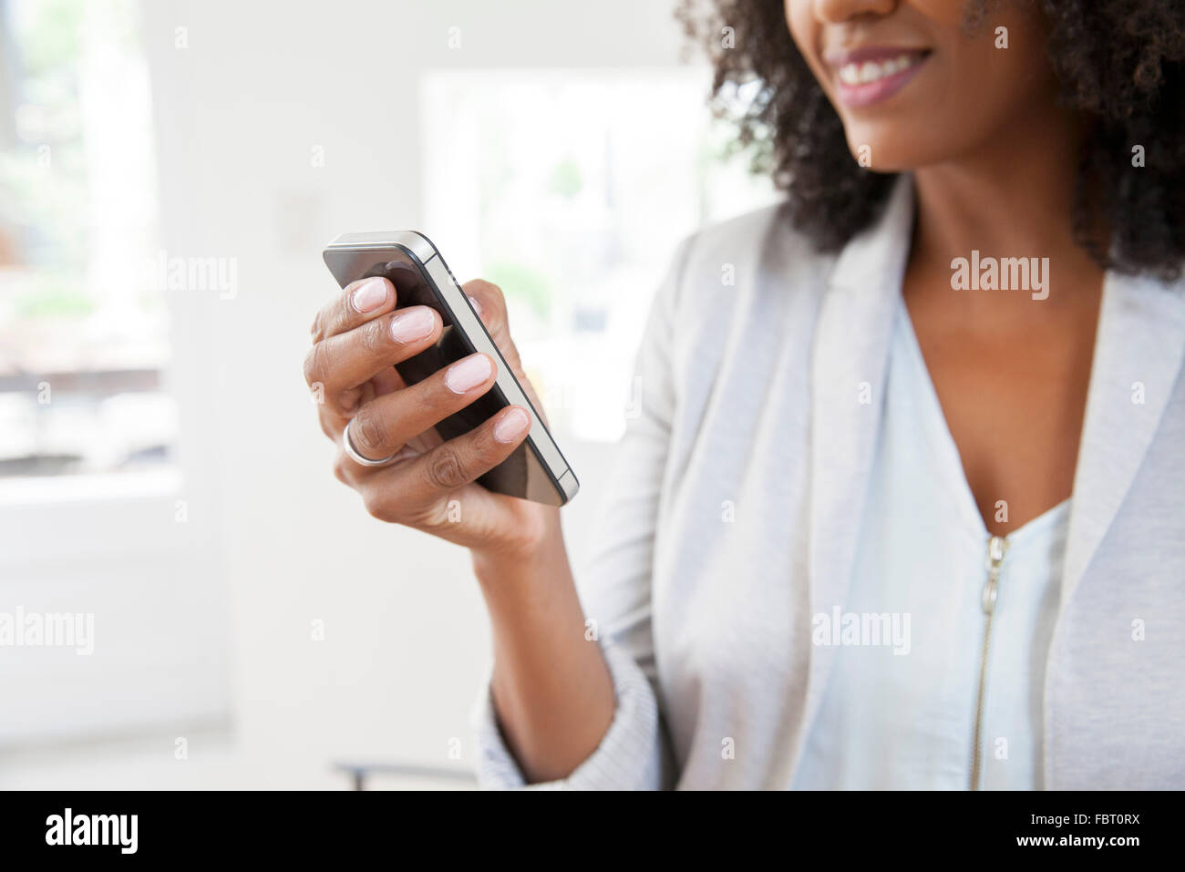 Woman using smartphone Banque D'Images