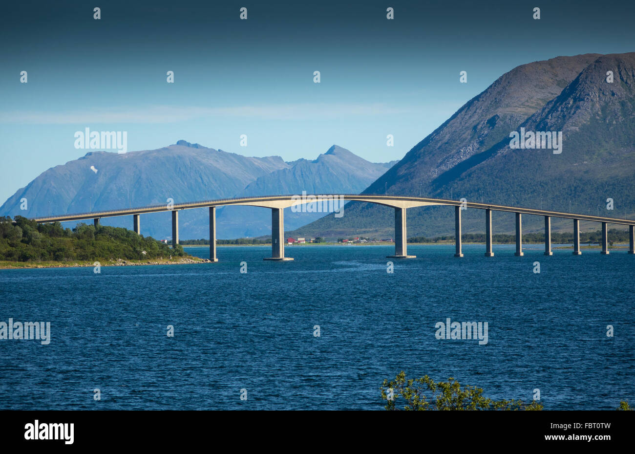 Pont sur Risøysundet entre Andøy et Hinnøya, îles Lofoten, Norvège Banque D'Images
