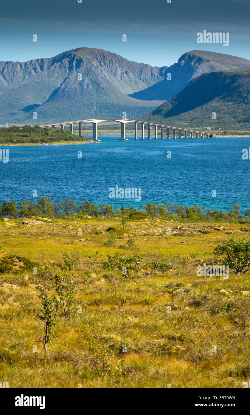 Pont sur Risøysundet entre Andøy et Hinnøya, îles Lofoten, Norvège Banque D'Images