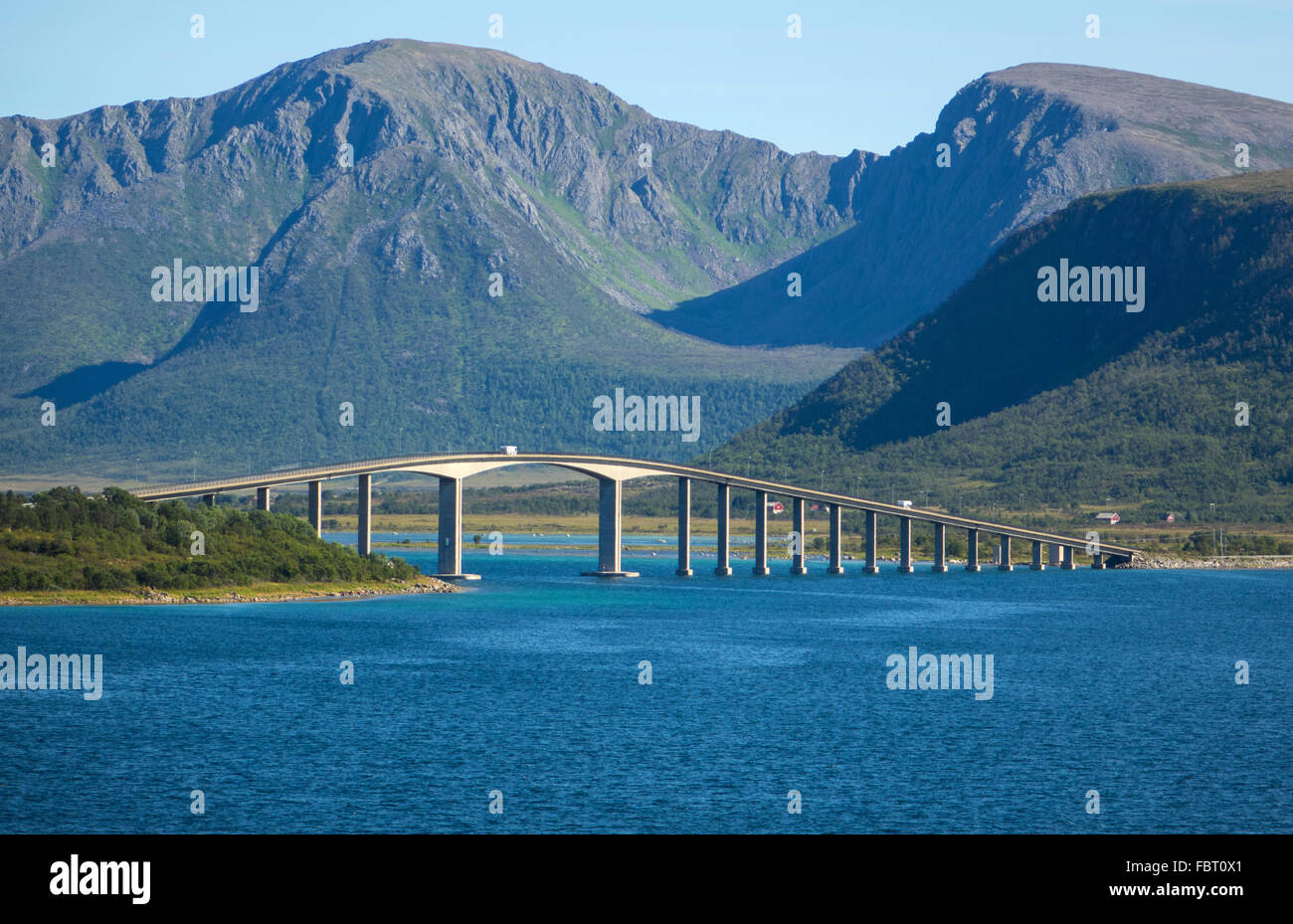 Pont sur Risøysundet entre Andøy et Hinnøya, îles Lofoten, Norvège Banque D'Images