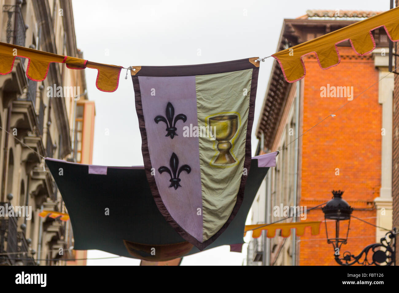 Avec drapeaux emblèmes du Moyen Âge Banque D'Images