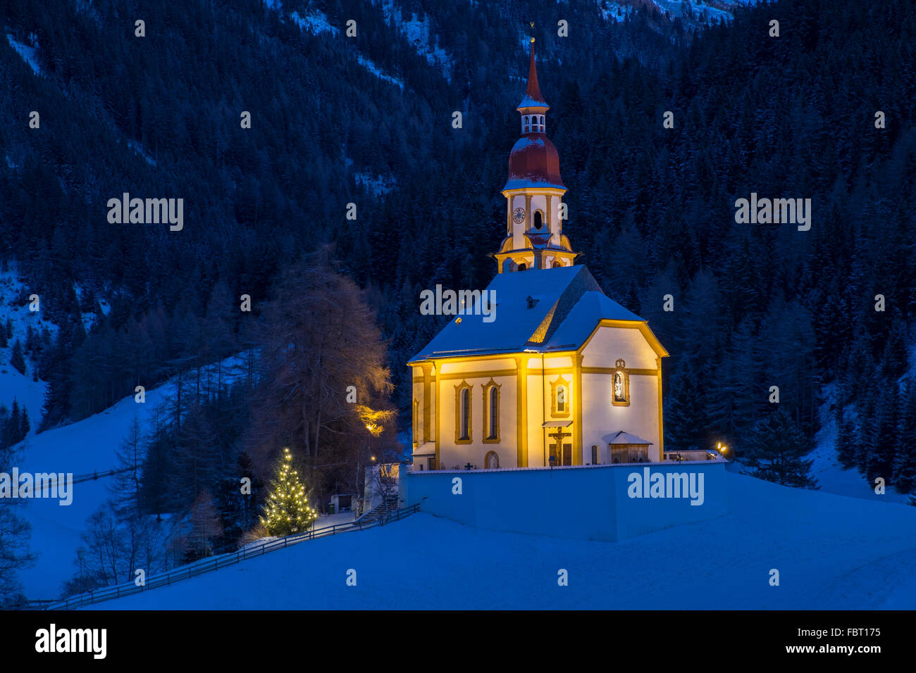 L'église de montagne illuminés, neige, lumière du soir, église, Obernbergtal Obernberg, Tyrol, Autriche Banque D'Images